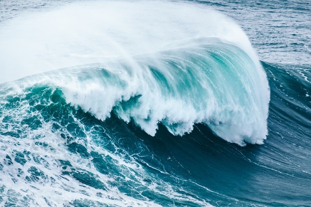 closeup-shot-beautiful-blue-sea-wave_181624-40024